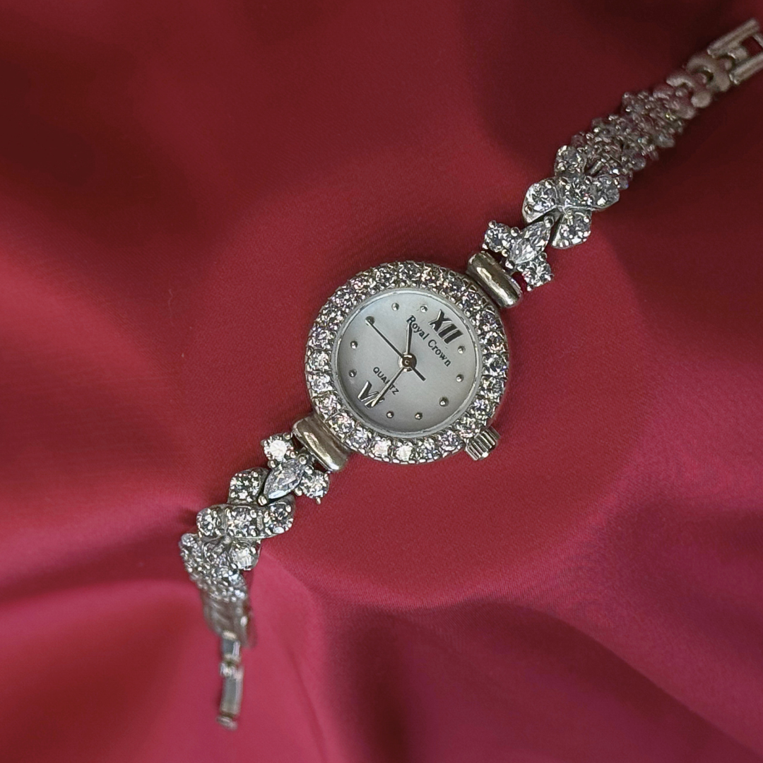Circular Dial Silver Watch – Timeless Sparkle Timepiece