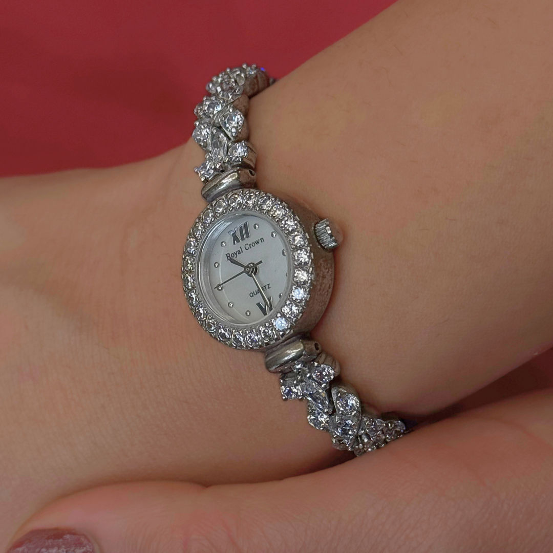 Circular Dial Silver Watch – Timeless Sparkle Timepiece