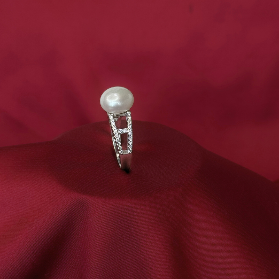 Frame Pearl – Minimal Silver Pearl Ring